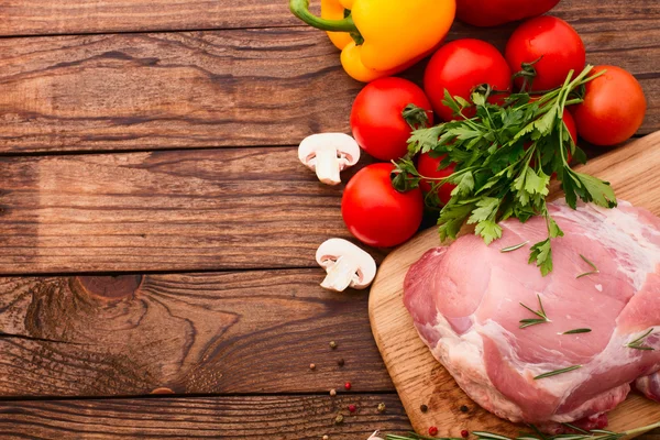 Comida. Carne crua para churrasco com legumes frescos — Fotografia de Stock