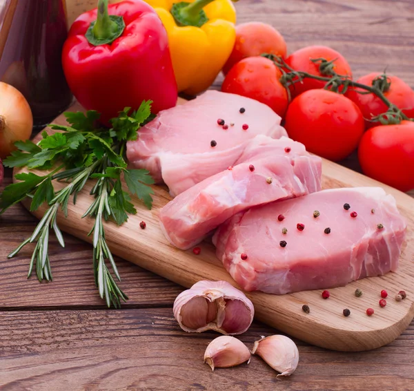 Geschnittenes rohes Fleisch zum Grillen — Stockfoto