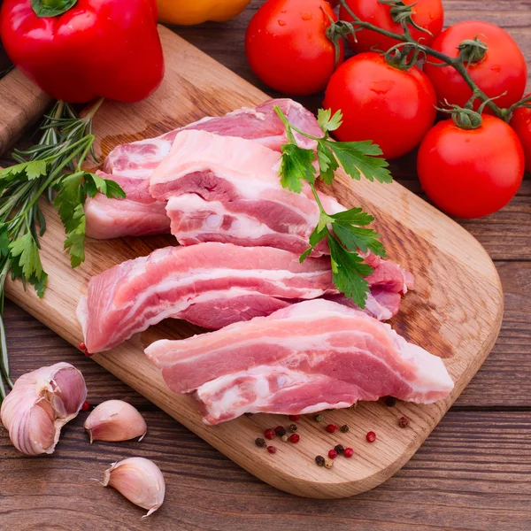 Trozos de carne cruda en rodajas para barbacoa — Foto de Stock