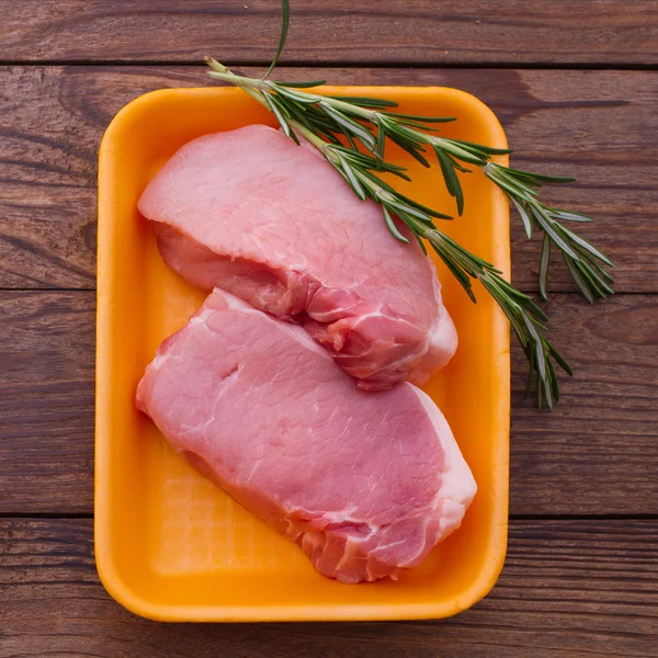 Pedaços cortados de carne crua para churrasco — Fotografia de Stock