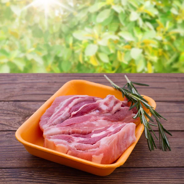 Pedaços cortados de carne crua para churrasco — Fotografia de Stock