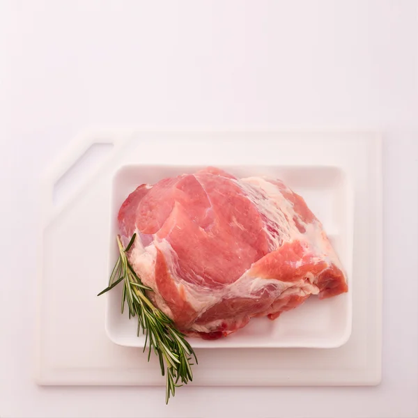 Pedaços cortados de carne crua para churrasco — Fotografia de Stock