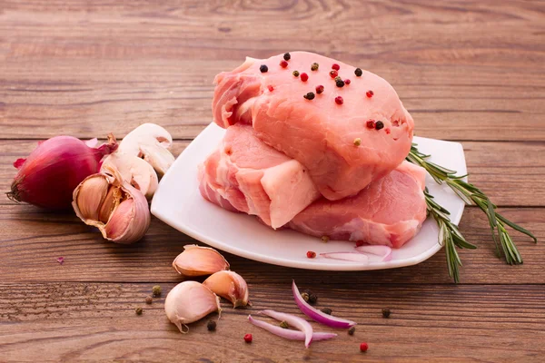 Pedaços cortados de carne crua para churrasco — Fotografia de Stock