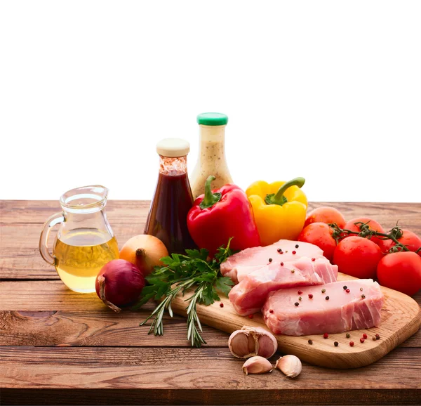 Pedaços cortados de carne crua para churrasco — Fotografia de Stock