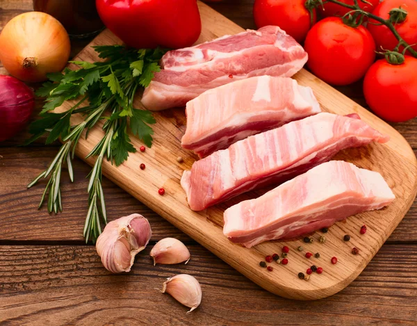 Trozos de carne cruda en rodajas para barbacoa — Foto de Stock