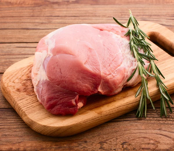 Pedaços cortados de carne crua para churrasco — Fotografia de Stock