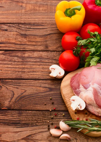 Trozos de carne cruda en rodajas para barbacoa — Foto de Stock