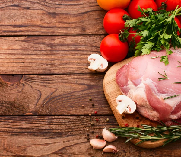 Pezzi di carne cruda affettata per barbecue — Foto Stock