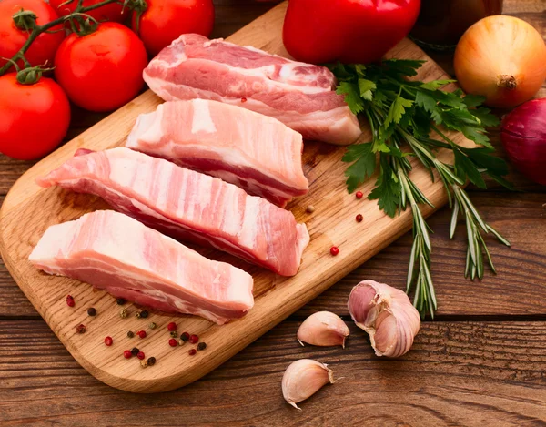 Pedaços cortados de carne crua para churrasco — Fotografia de Stock