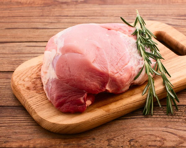 Pedaços cortados de carne crua para churrasco — Fotografia de Stock