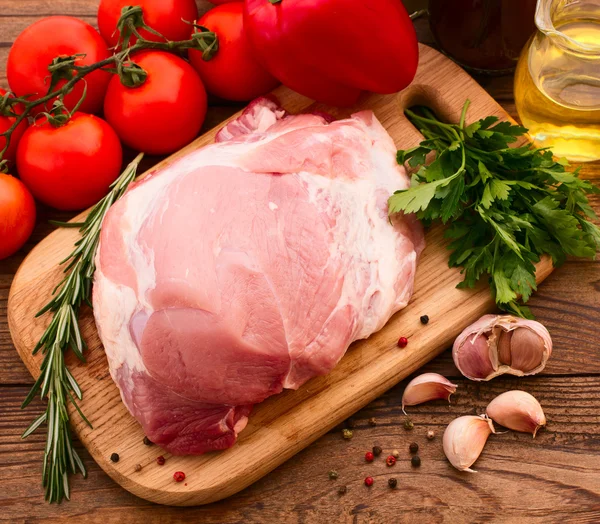 Pedaços cortados de carne crua para churrasco — Fotografia de Stock