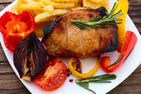 Essen. Fleischgrill mit Gemüse — Stockfoto