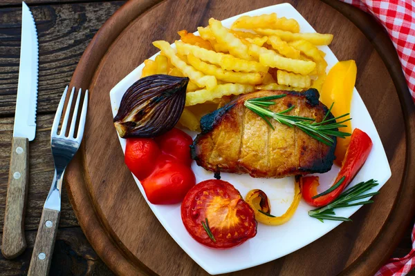 Essen. Fleischgrill mit Gemüse — Stockfoto