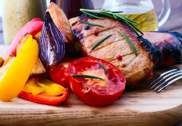 Comida. Churrasco de carne com legumes — Fotografia de Stock