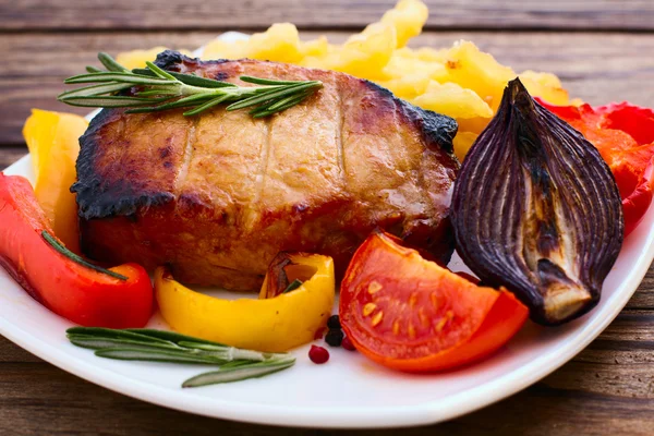 Essen. Fleischgrill mit Gemüse — Stockfoto