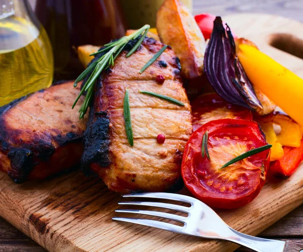 Comida. Churrasco de carne com legumes — Fotografia de Stock