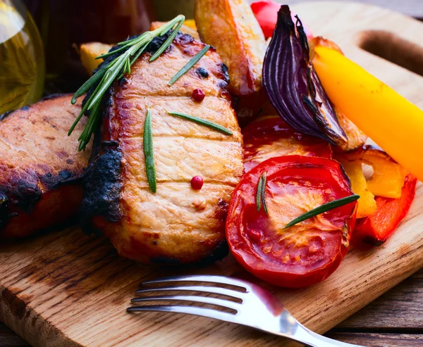 Еда. Мясо барбекю с овощами — стоковое фото