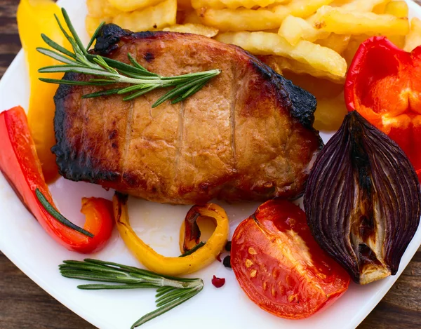 Żywności. grill mięsa z warzywami — Zdjęcie stockowe