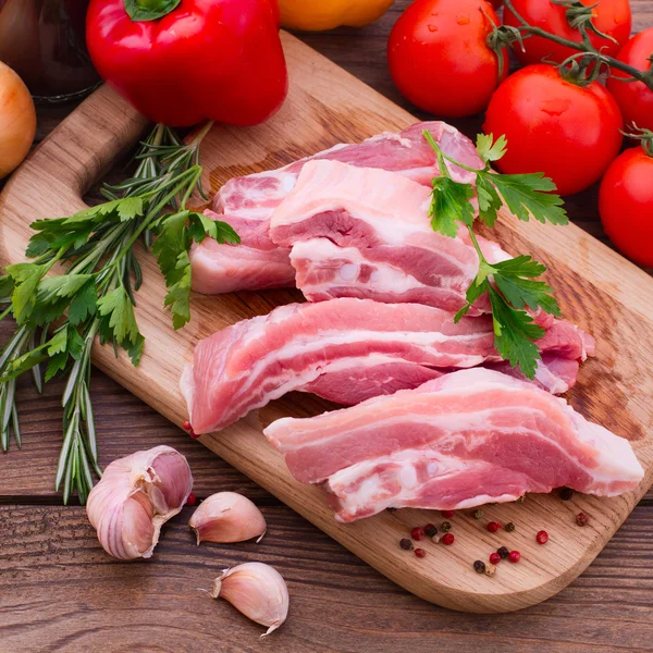 Comida. Trozos de carne cruda en rodajas para barbacoa — Foto de Stock