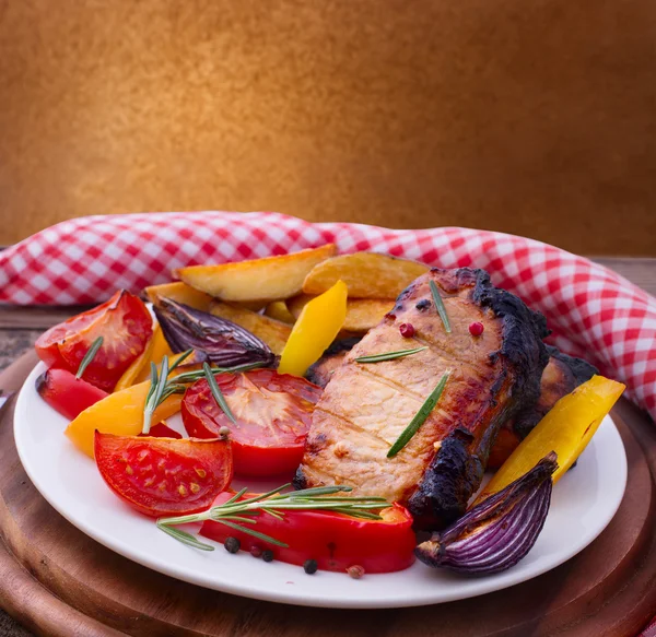 Τροφίμων. μπάρμπεκιου με κρέας με λαχανικά — Φωτογραφία Αρχείου