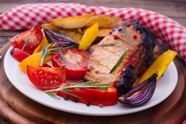 Food. Meat barbecue with vegetables — Stock Photo, Image