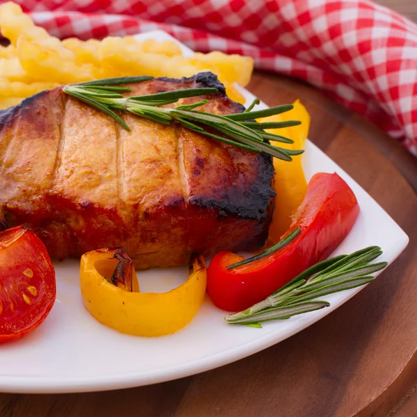 Essen. Fleischgrill mit Gemüse — Stockfoto