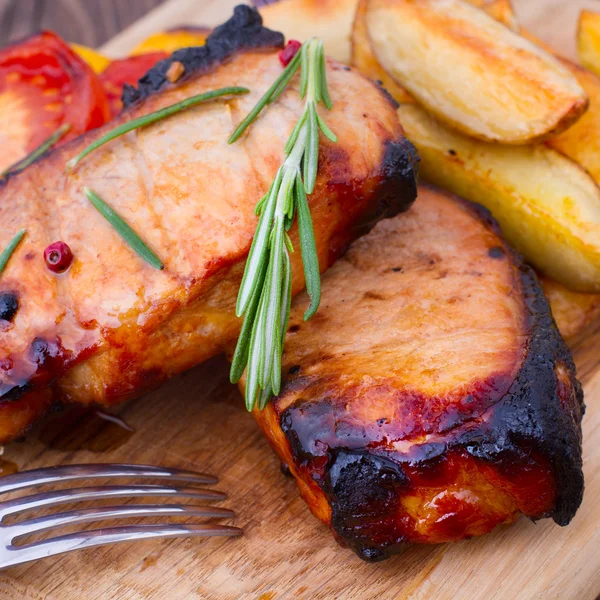 Voedsel. vlees barbecue met groenten — Stockfoto