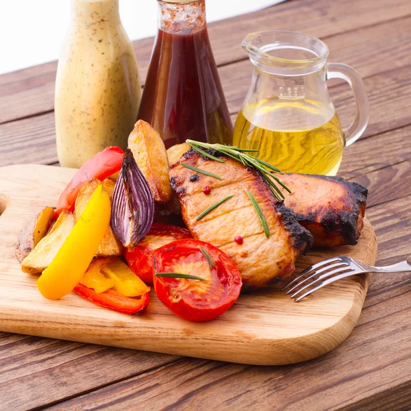 Comida. Churrasco de carne com legumes — Fotografia de Stock