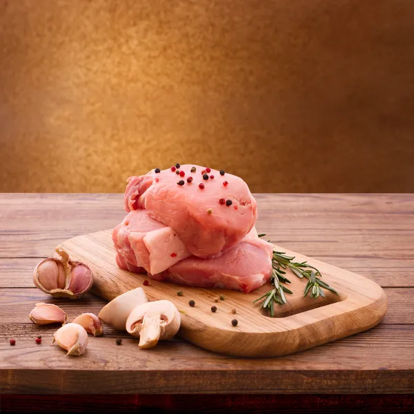 Comida. Churrasco de carne na superfície de madeira . — Fotografia de Stock