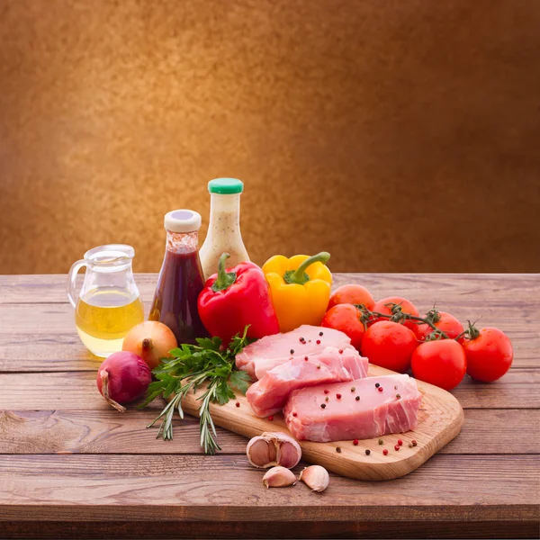 Comida. Barbacoa de carne sobre superficie de madera . —  Fotos de Stock