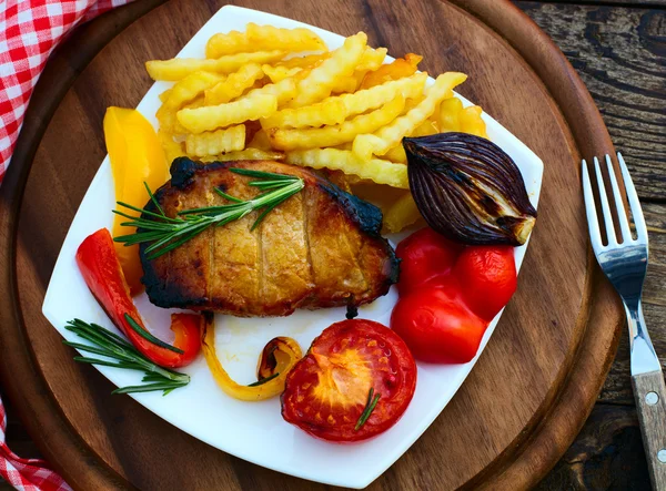 Essen. Fleischgrill mit Gemüse — Stockfoto