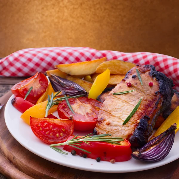 Food. Meat barbecue with vegetables — Stock Photo, Image