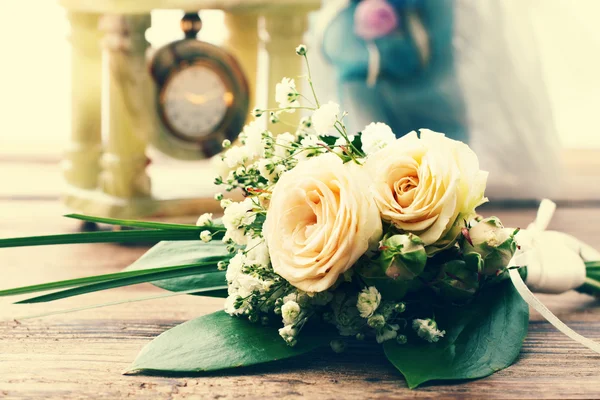 Buquê nupcial de flores brancas na superfície de madeira — Fotografia de Stock