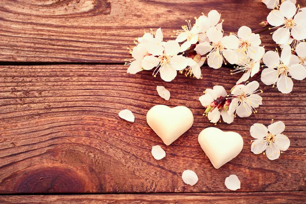Bruids boeket van witte bloemen op houten oppervlak — Stockfoto
