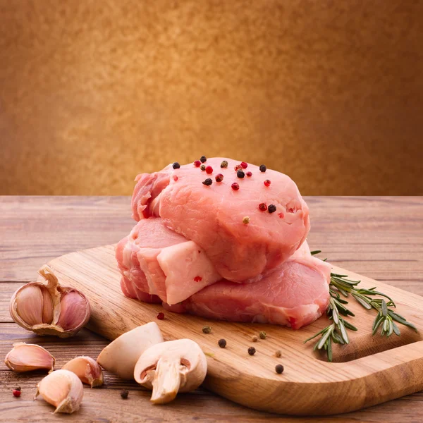 Comida. Churrasco de carne, legumes na superfície de madeira — Fotografia de Stock