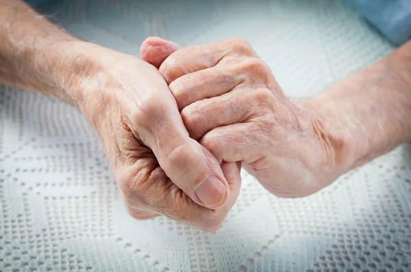Cuidados é em casa de idosos. Pessoas idosas de mãos dadas . — Fotografia de Stock