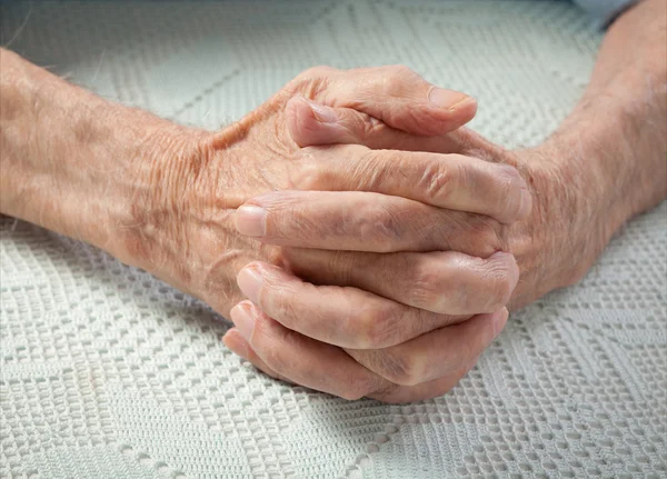 Opieka jest w domu osoby w podeszłym wieku. starych ludzi, trzymając się za ręce. — Zdjęcie stockowe