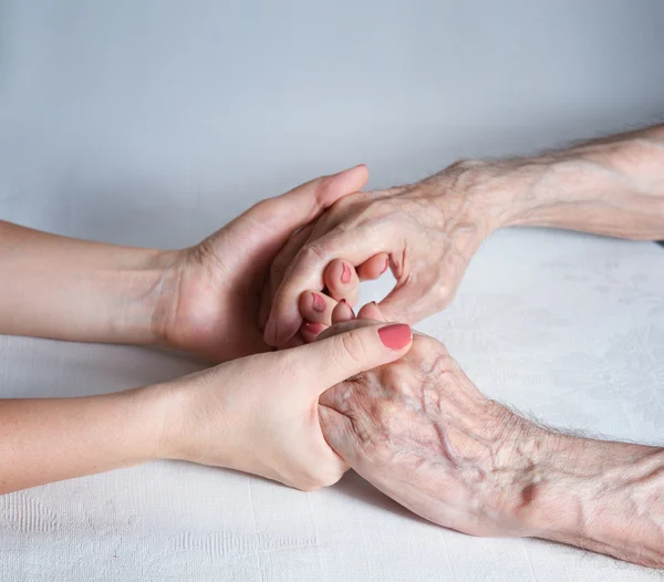 Soins est à la maison des personnes âgées — Photo