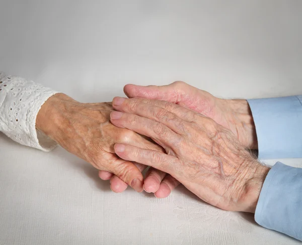 Happy elderly couple. Old people holding hands. — Stock Photo, Image
