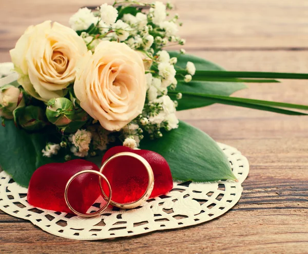 Anéis de casamento. Buquê nupcial de flores brancas — Fotografia de Stock