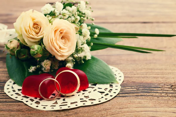 Esküvő gyűrű. menyasszonyi csokor fehér virágot — Stock Fotó
