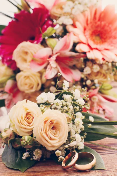 Trouwringen. bruids boeket van witte bloemen — Stockfoto