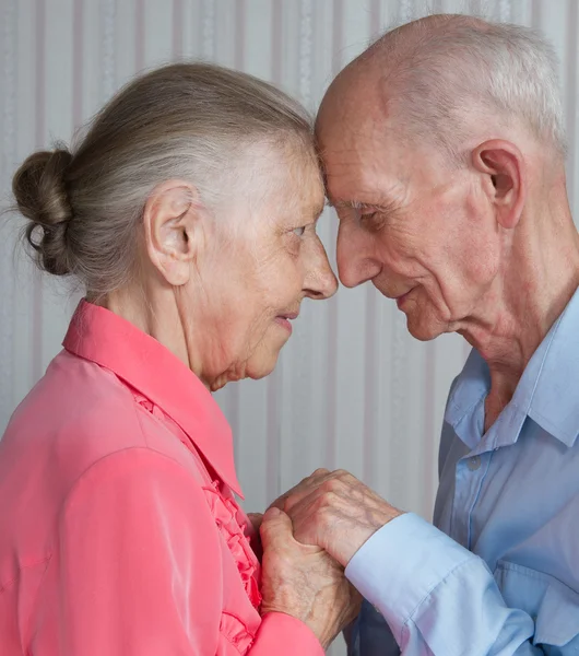高齢者のカップルを笑顔のクローズ アップの肖像画 — ストック写真