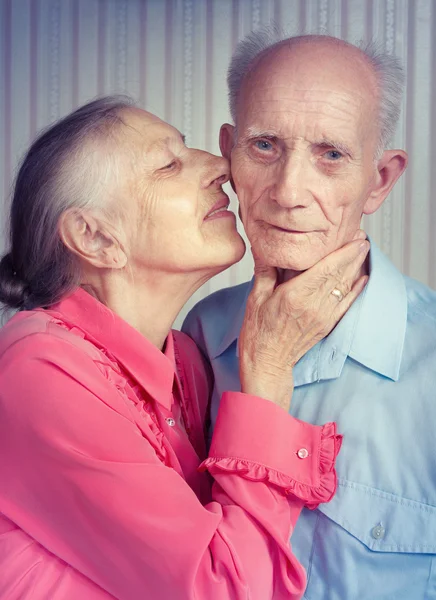 Yaşlı çift gülümseyen closeup portresi — Stok fotoğraf