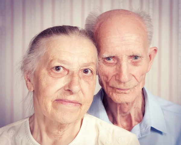 Retrato de close-up de casal de idosos sorridentes — Fotografia de Stock