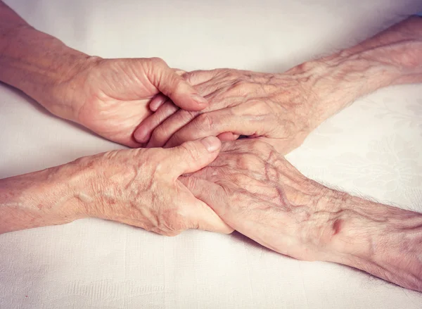 Feliz pareja de ancianos. Viejos tomados de la mano . — Foto de Stock