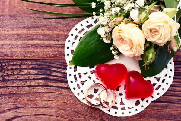 Trouwringen. bruids boeket van witte bloemen — Stockfoto