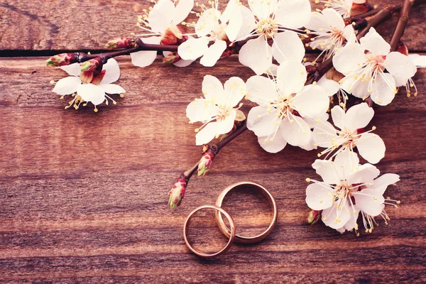 Anillos de boda. Ramo nupcial de flores blancas —  Fotos de Stock