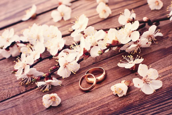 Anillos de boda. Ramo nupcial de flores blancas — Foto de Stock