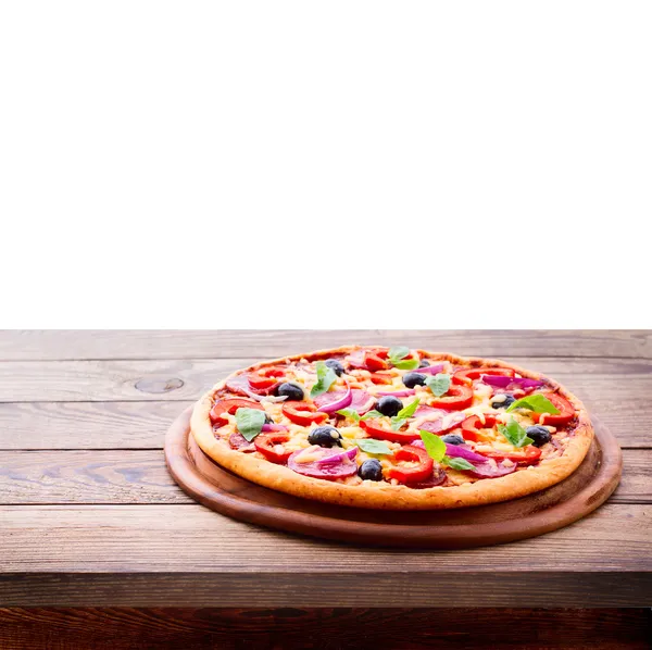 Délicieuse pizza fraîche servie sur table en bois. — Photo